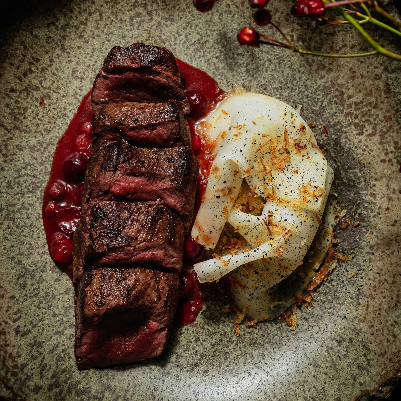 Вырезка из оленя с топинамбуром и брусничным жу