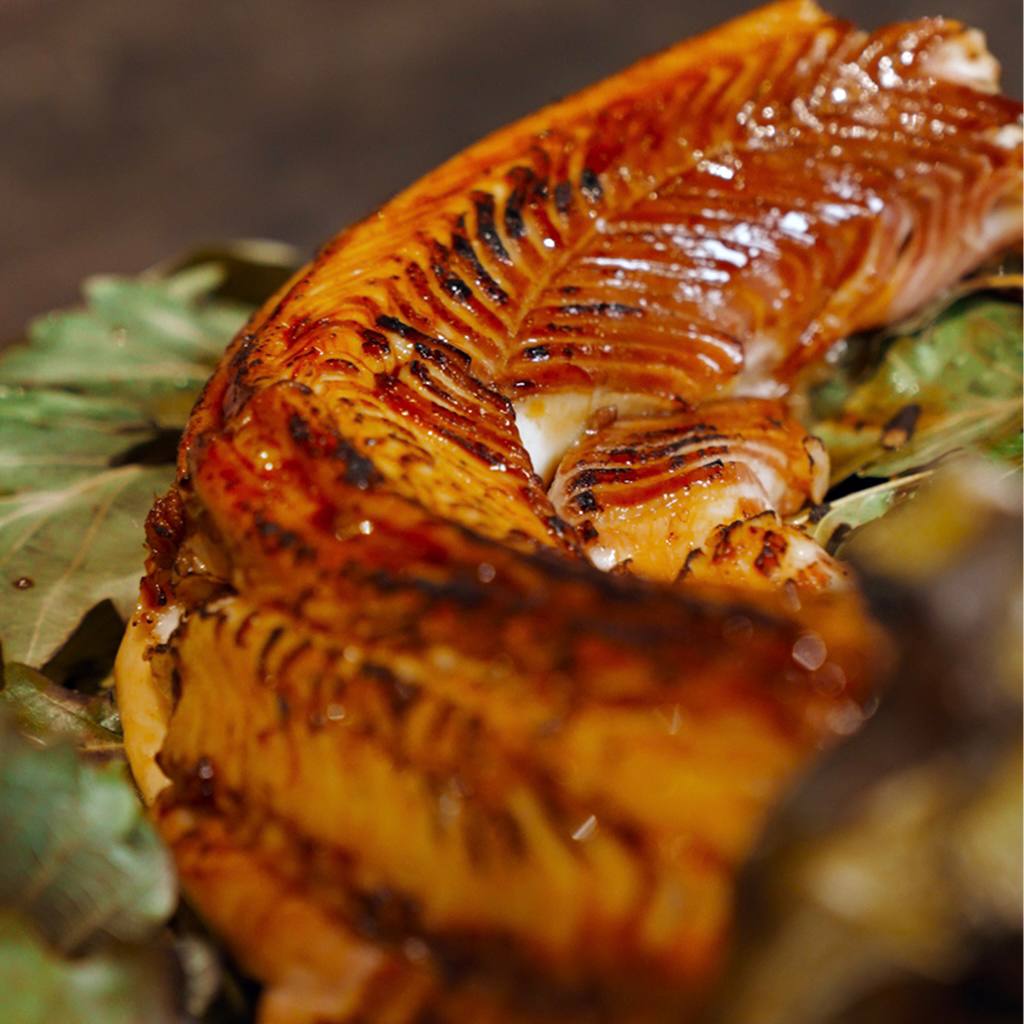 Целый осетр с кореньями, запеченный с дубовым веником и соусом из лимонника