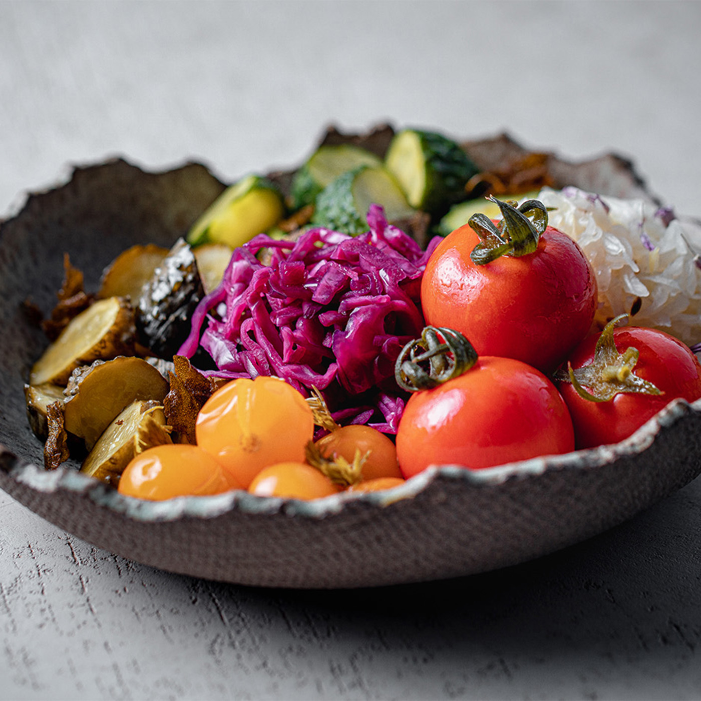 Капуста квашеная с яблоками, огурцы малосольные, черемша