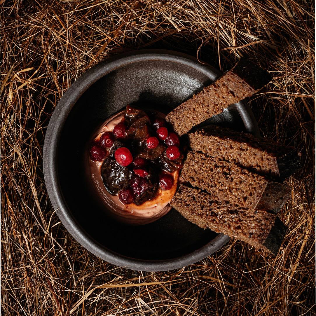 Паштет из утиной печени со сливой брусникой и черным чесноком