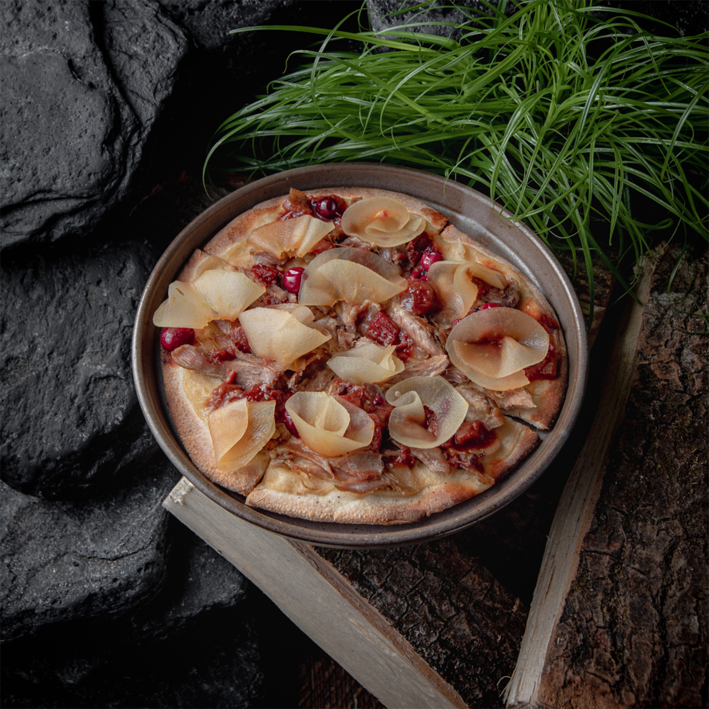 Лепешка с уткой, яблоками и репой