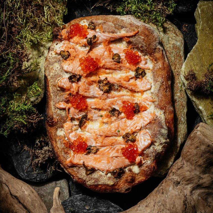 Лепешка с красной рыбой, юколой и лимонным соусом