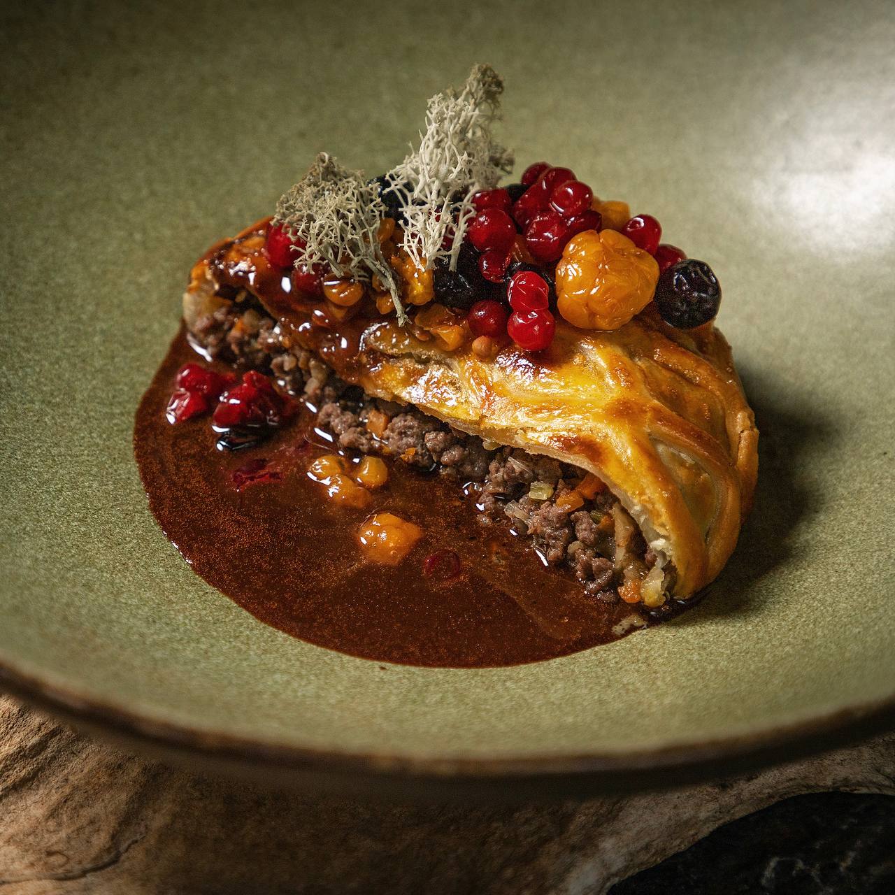 Пирог из дичи с соусом из шиповника и мочеными ягодами