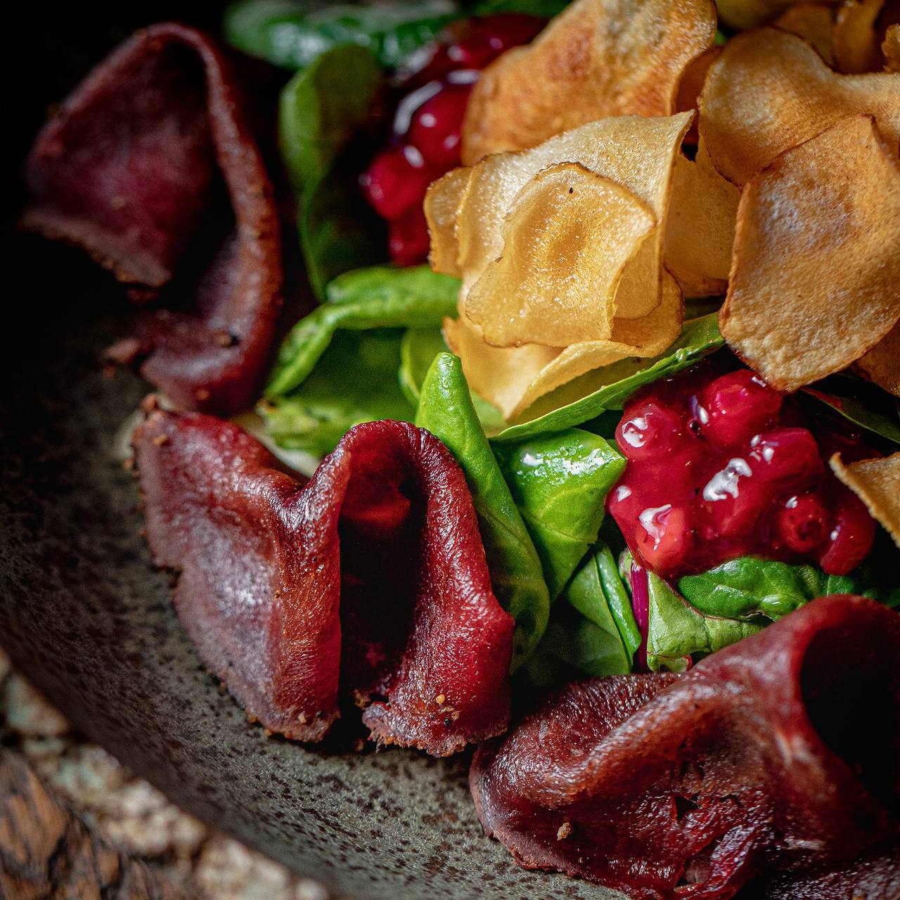 Салат из оленины с брусникой и чипсами из топинамбура