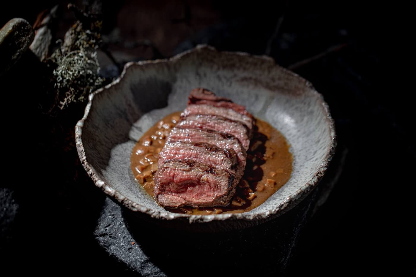 Где поесть самые вкусные стейки в Москве и почему ресторан MANUL стал одним из лучших мясных адресов столицы