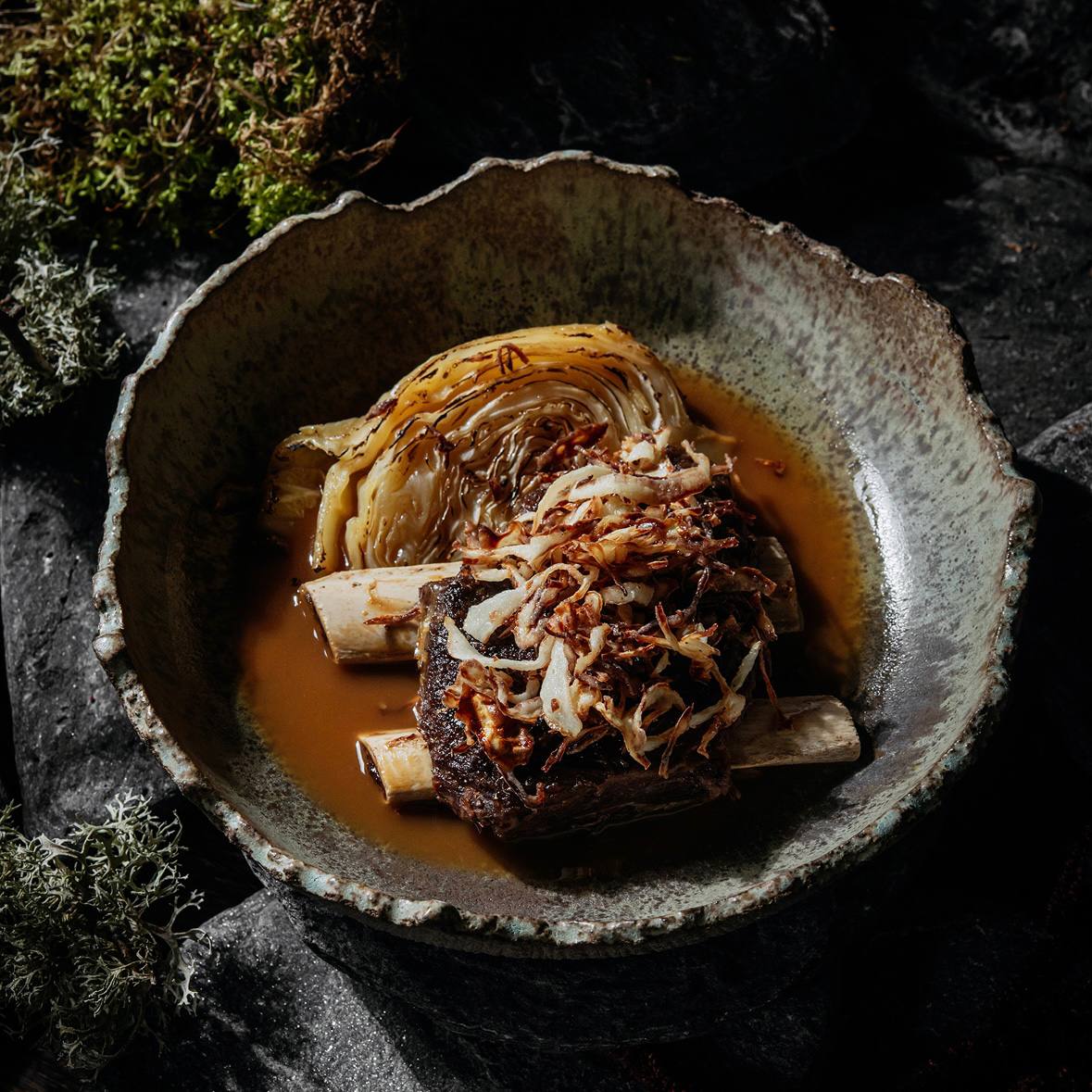 Томленые ребра лося с капустой из кострища